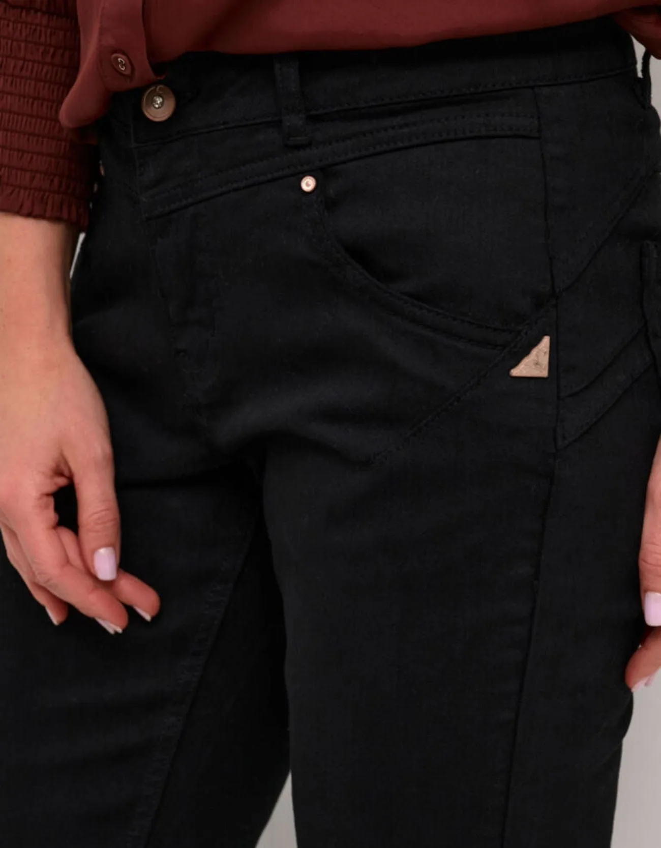 Amalie Bootcut Jeans-Shape Fit PITCH BLACK