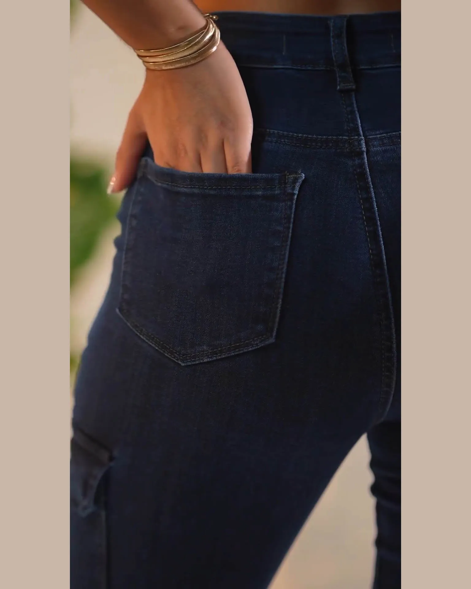 Dunkelblau-farbige Po-hebende Skinny Jeans